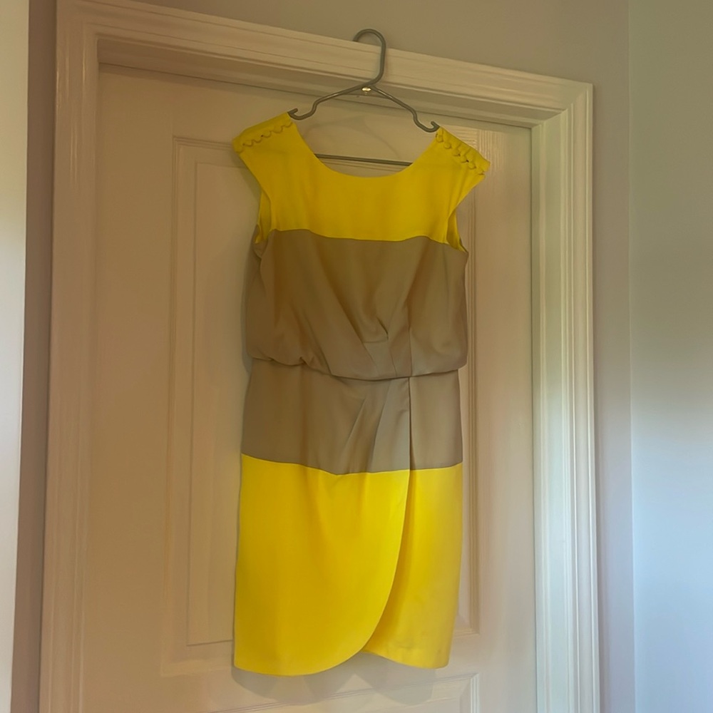 Beautiful yellow and light taupe‎ women’s size 6 dress.